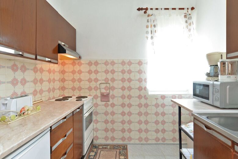 Apartment 725