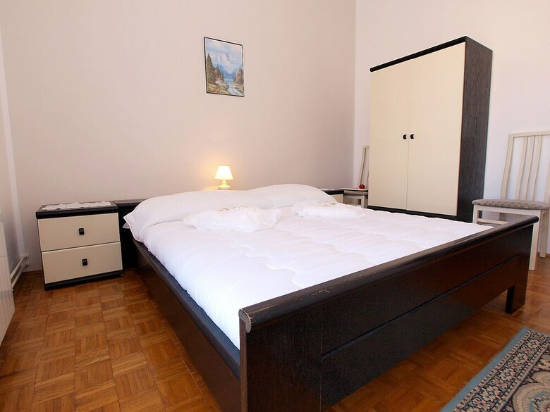 Apartment 827