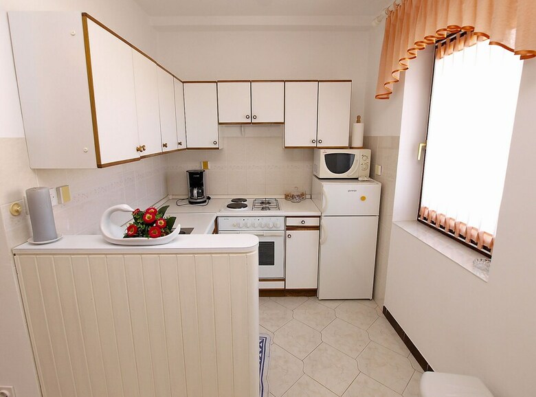 Apartment 827