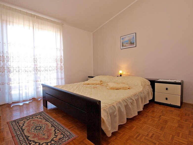 Apartment 827