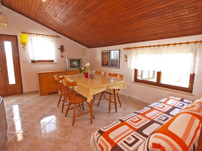 Apartment 895