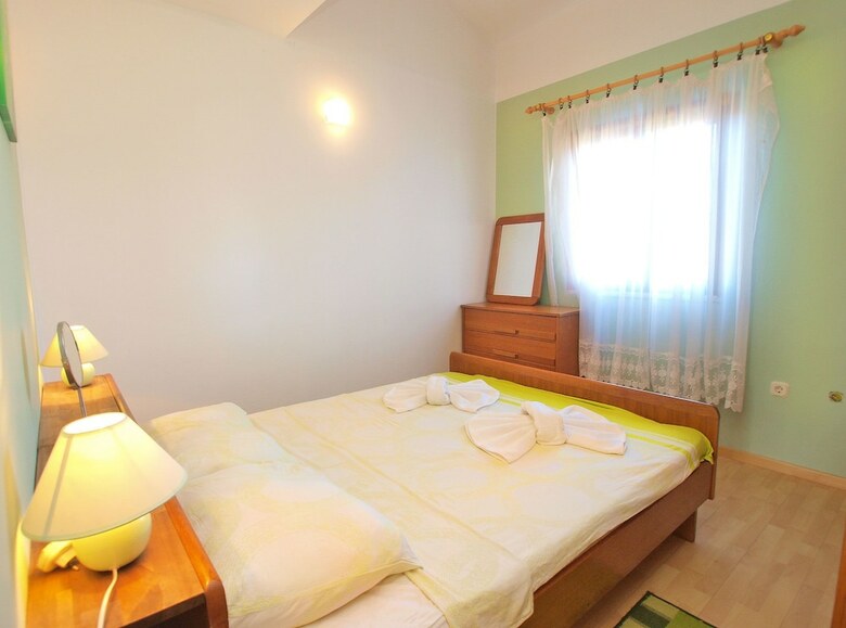 Apartment 879