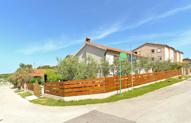 Apartment 877