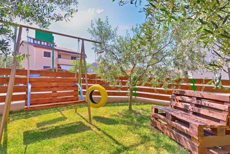 Apartment 877