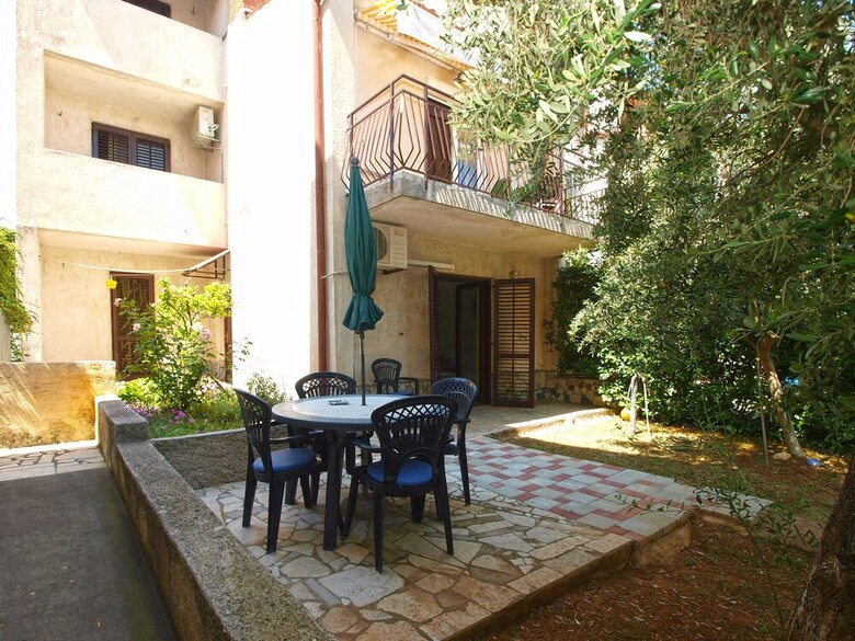 Apartment 949