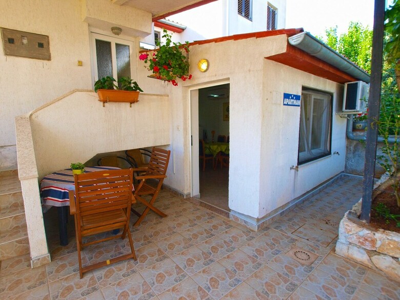 Apartment 958
