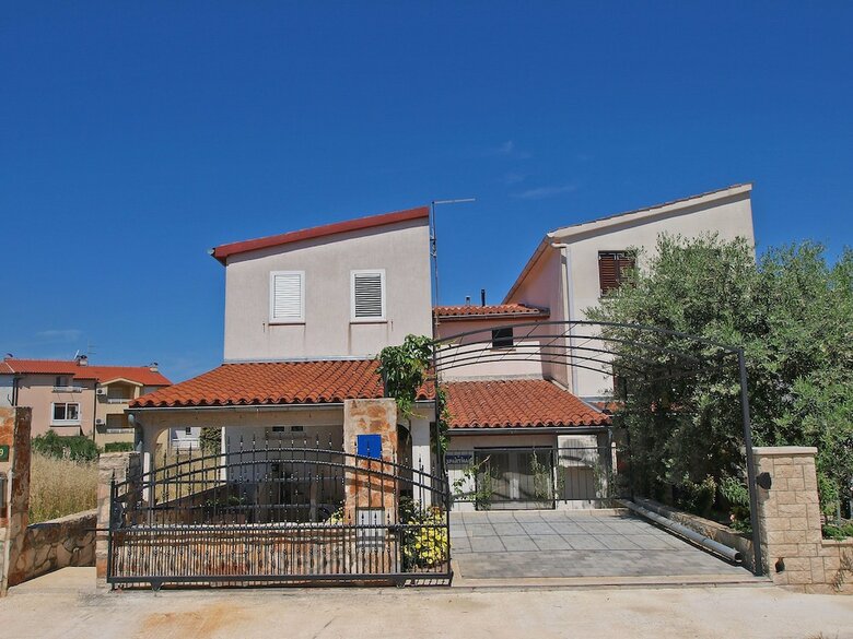 Apartment 958