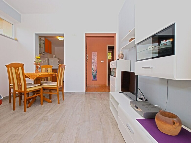 Apartment 1200