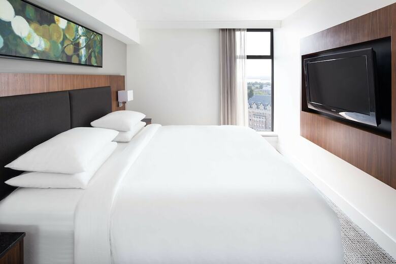 Doubletree By Hilton Hotel & Suites Victoria