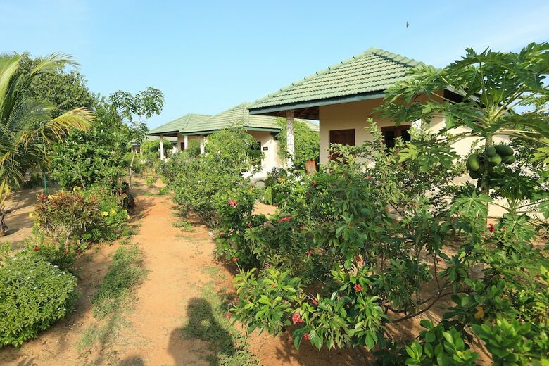 Hotel Paper Moon Kudils