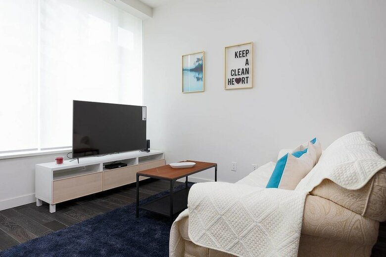 Modern Bright Townhome In Richmond