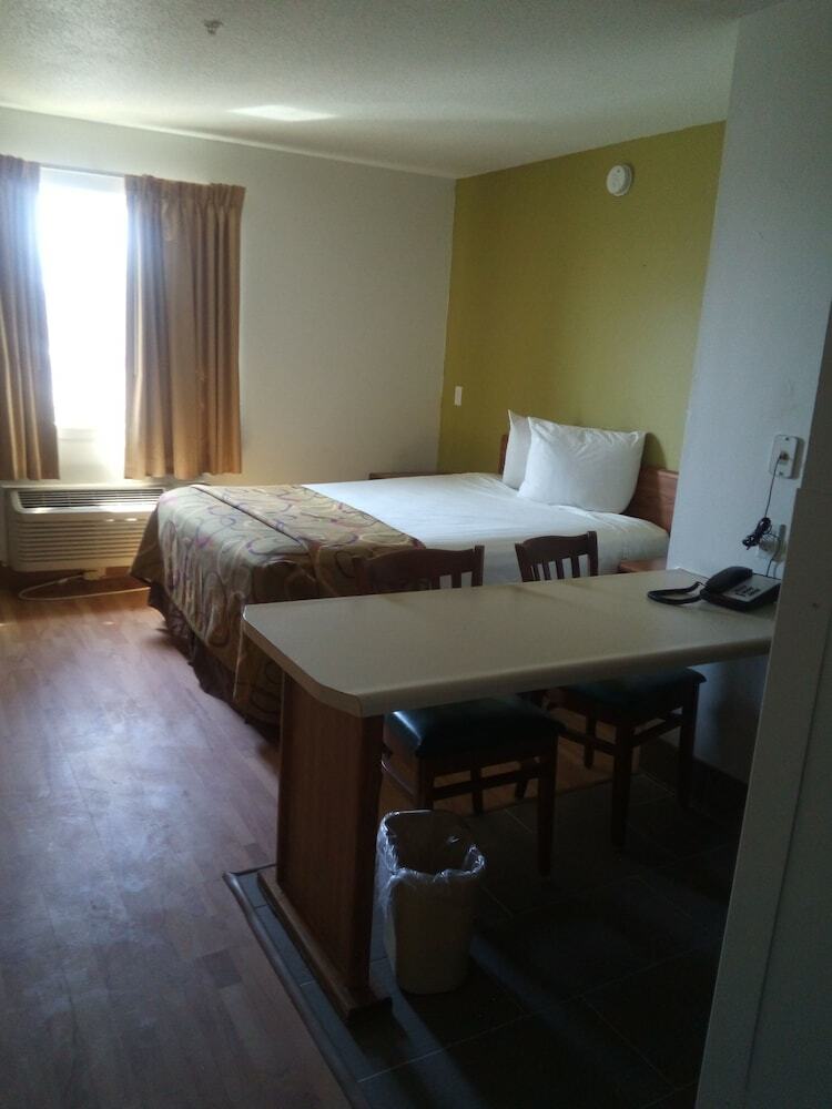 Hotel Host Inn And Suites