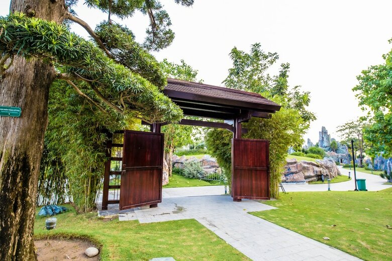 Vinhomes Golden River Luxury Apartment