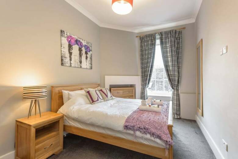 Two Bedroom City Centre Apartment In Edinburgh