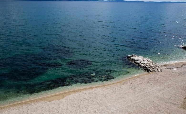 Spacious Beachfront Apartments Tanita