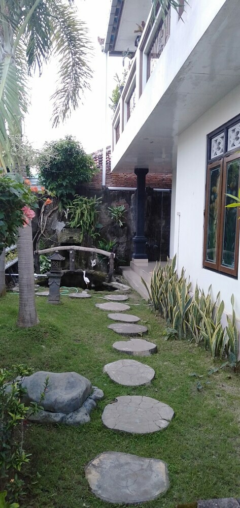 Bed & Breakfast Puri Made 2 Homestay