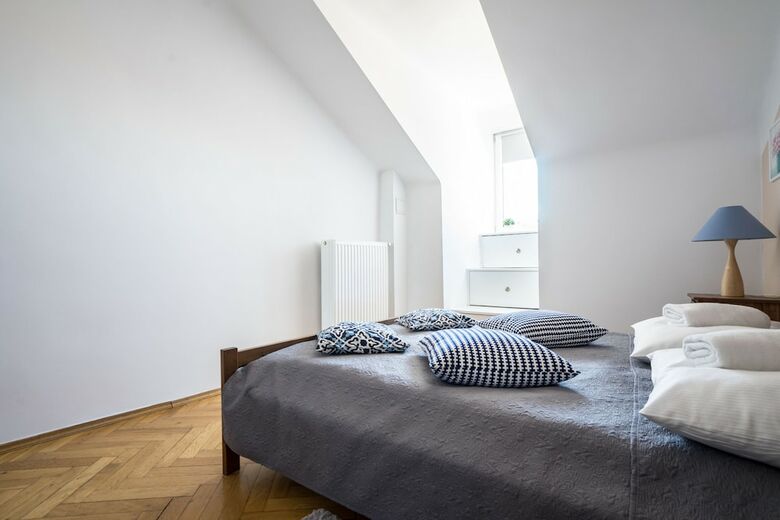 Elegant Apartment Market Square