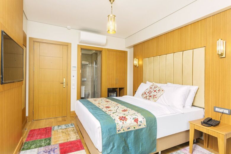 Obelisk Hotel & Suites