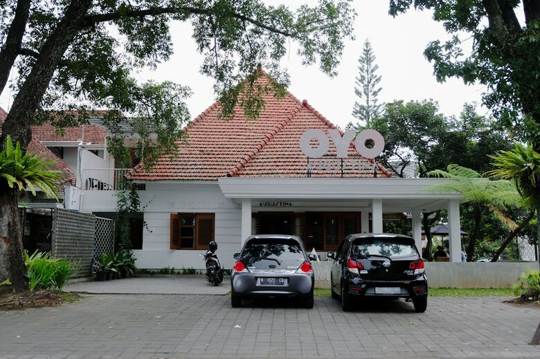 Hostal Oyo 626 Augustina Home