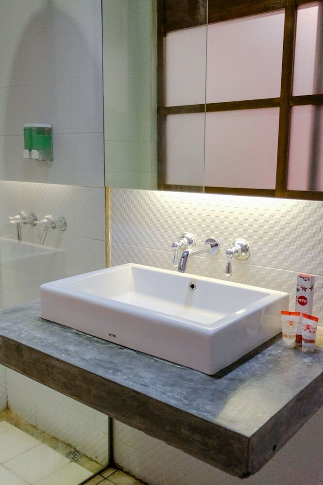 Hostal Oyo 626 Augustina Home
