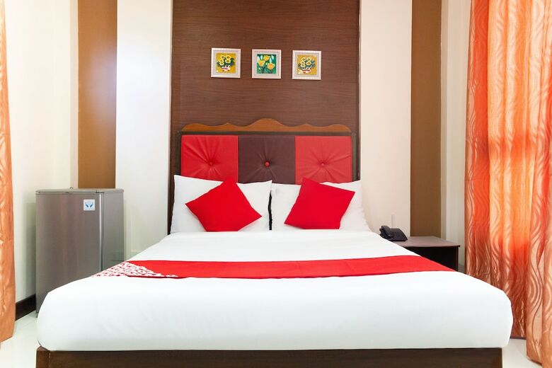 Hotel Oyo 153 Monclaire Suites