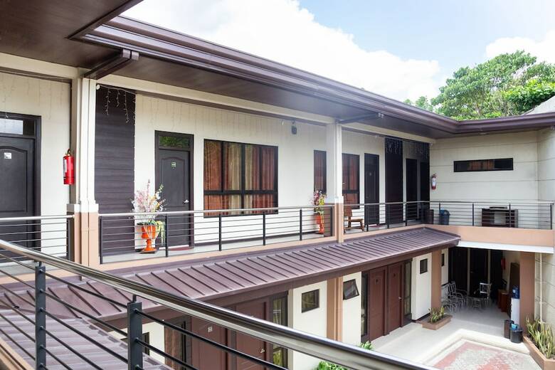 Hotel Oyo 153 Monclaire Suites