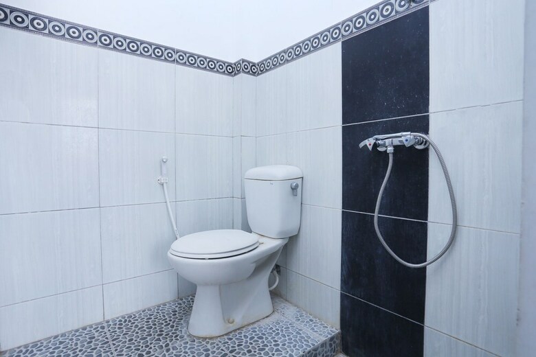 Hostal Oyo 426 Hotel Gading Resto