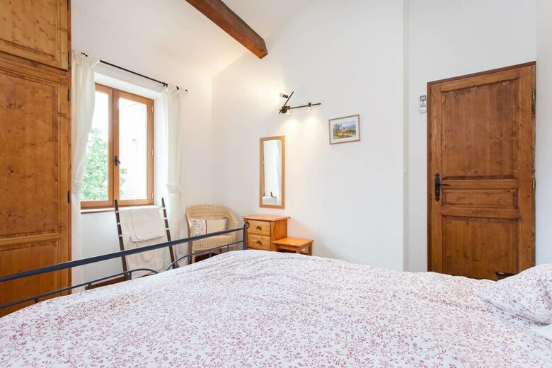 Hirondelle In Charming Village