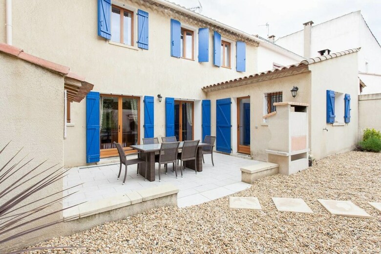 Hirondelle In Charming Village