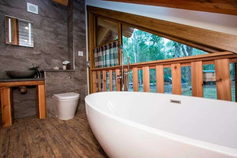 Caledonian Cabin + Hot Tub