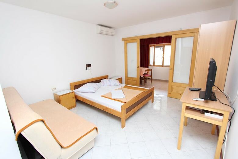 Hotel Room And Apartments Mariza