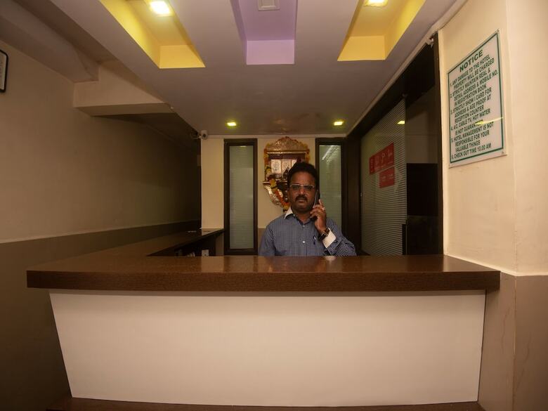 Hotel Oyo 23285 The Diplomat Lodging