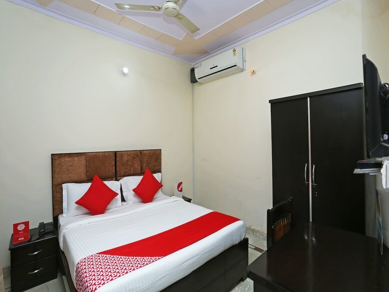 Oyo 15738 Hotel Awesome Villa
