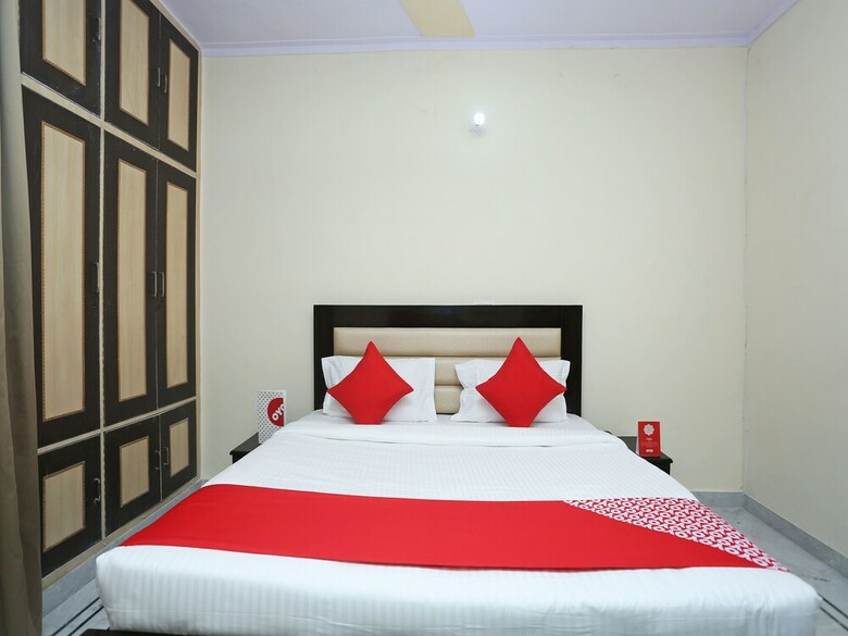 Oyo 15738 Hotel Awesome Villa