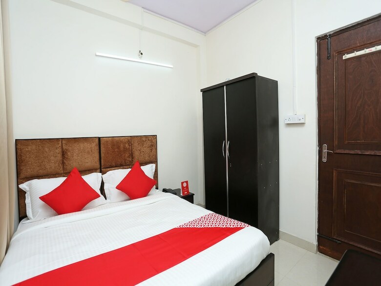 Oyo 15738 Hotel Awesome Villa