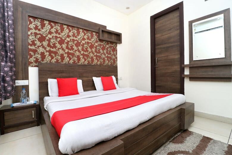 Hotel Oyo 22943 Bs Residency