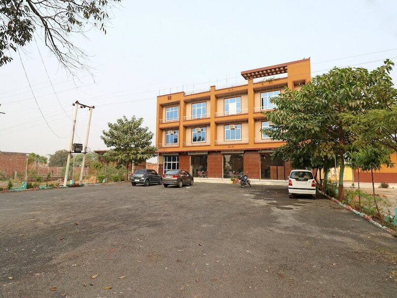 Hotel Oyo 23165 Raghav Resort