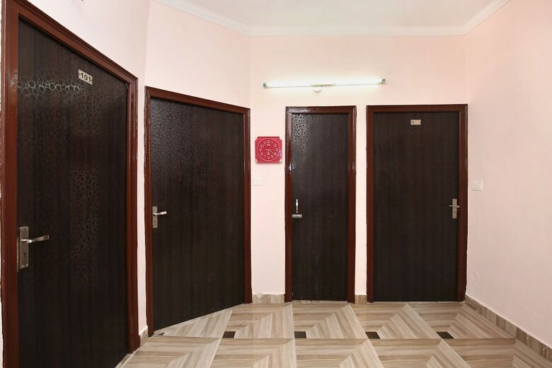 Hotel Oyo 19473 Rr Residency