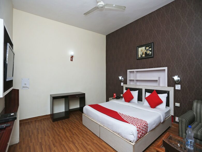 Hotel Oyo 14908 Chirag Residency