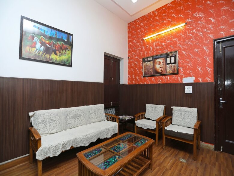 Hotel Oyo 14908 Chirag Residency