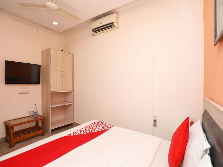Hotel Oyo 14908 Chirag Residency