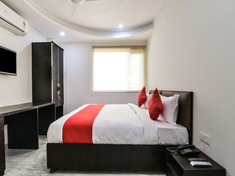 Oyo 25086 Hotel Prince Plaza