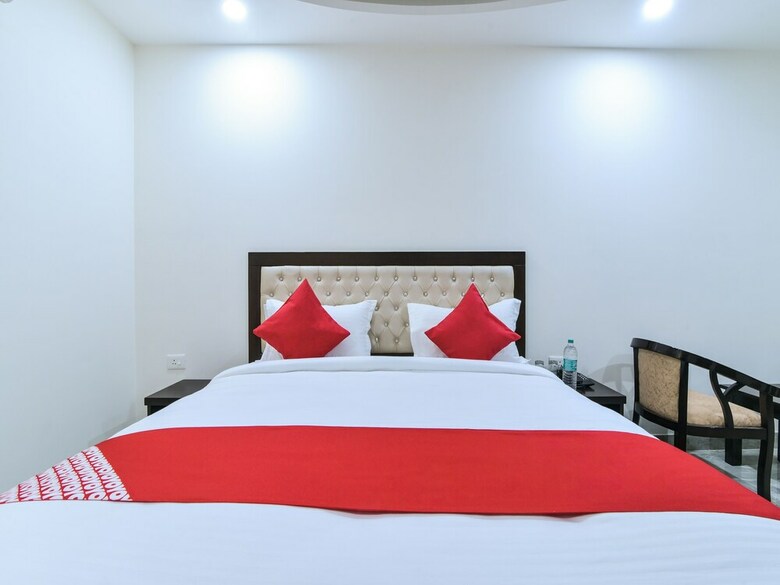 Oyo 25086 Hotel Prince Plaza