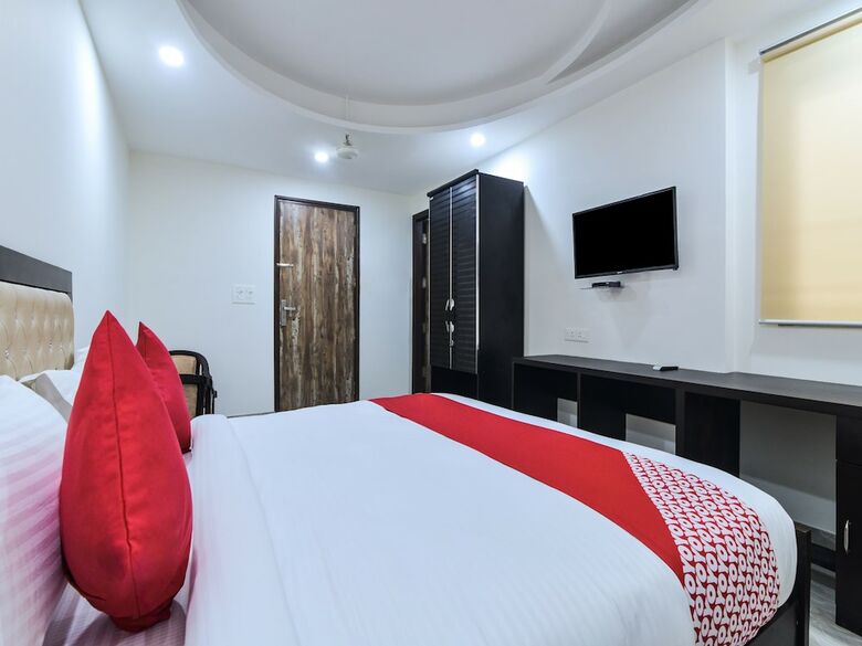 Oyo 25086 Hotel Prince Plaza