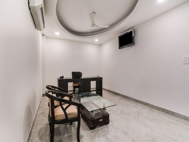 Oyo 25086 Hotel Prince Plaza
