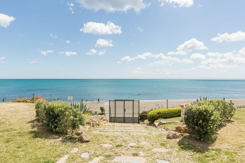 Malagasuite Deluxe Beach & Pool
