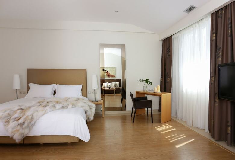 Chloe Hotel