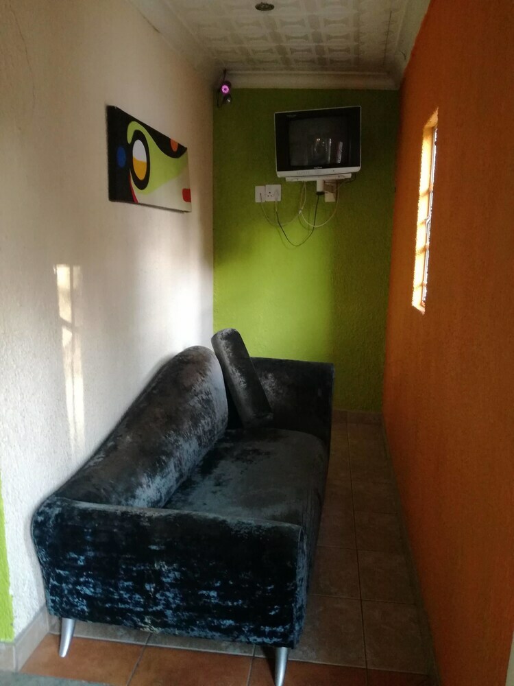 Hotel Queens Lodge And Backpackers Den