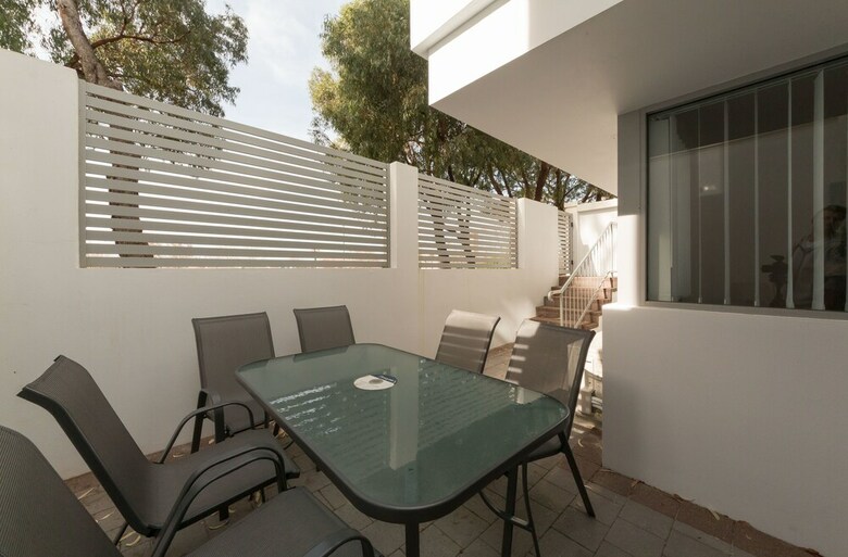 Aparthotel Lakeview Suites