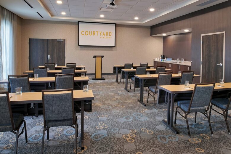 Hotel Courtyard By Marriott Petoskey At Victories Square